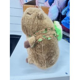 PLUSZOWA MASKOTKA KAPIBARA Z PLECAKIEM