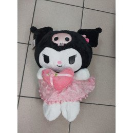 PLUSZOWA MASKOTKA KUROMI Z SERCEM 25CM