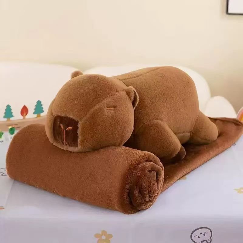 PODUSZKA MASKOTKA KAPIBARA Z KOCEM 55CM PODUSZKA MASKOTKA KAPIBARA Z KOCEM 55CM