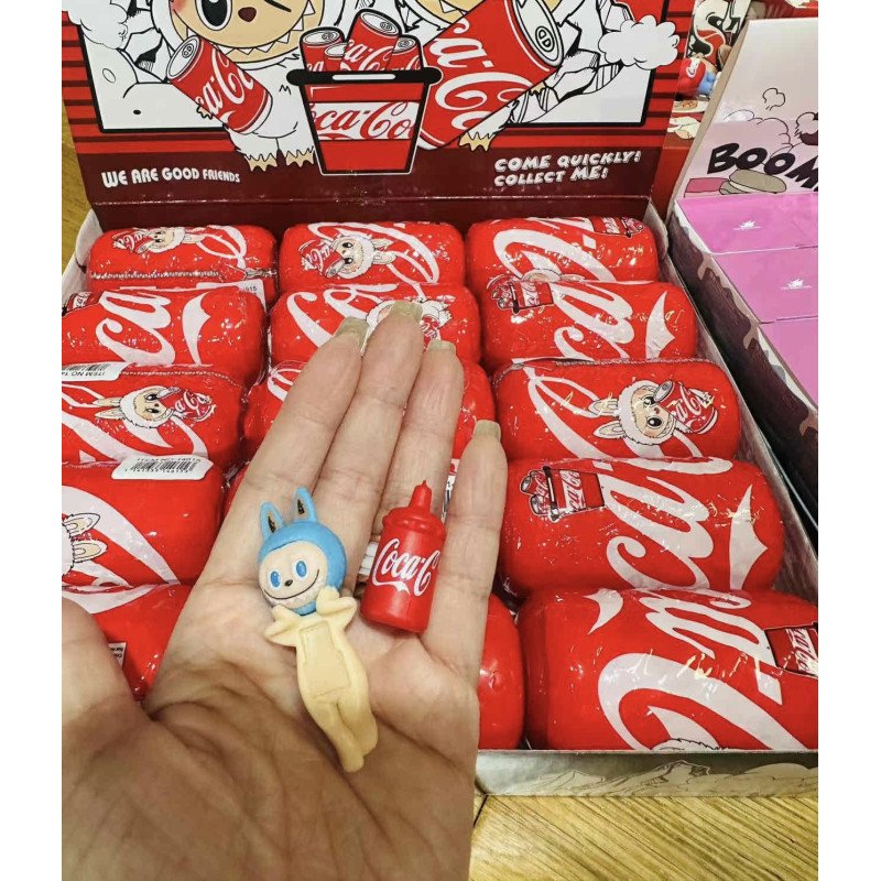 KULA Z FIGURKĄ LABUBU SONNY ANGEL + MINI BUTELKA COCA COLA KULA Z FIGURKĄ LABUBU SONNY ANGEL + MINI BUTELKA COCA COLA