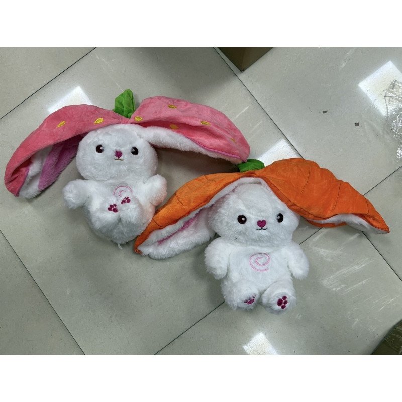 ODDYCHAJĄCA WYDRKA PLUSZOWA KOJĄCA KRÓLIKA W TRUSKAWKA I MARCHEWKA