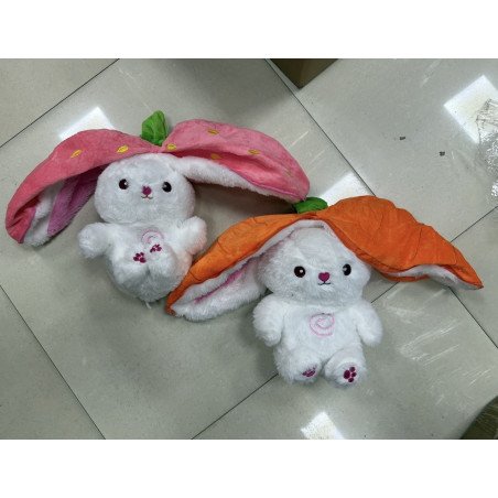 ODDYCHAJĄCA WYDRKA PLUSZOWA KOJĄCA KRÓLIKA W TRUSKAWKA I MARCHEWKA