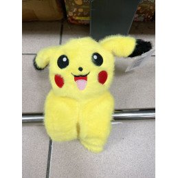 MASKOTKA PIKACHU NA RĘKĘ