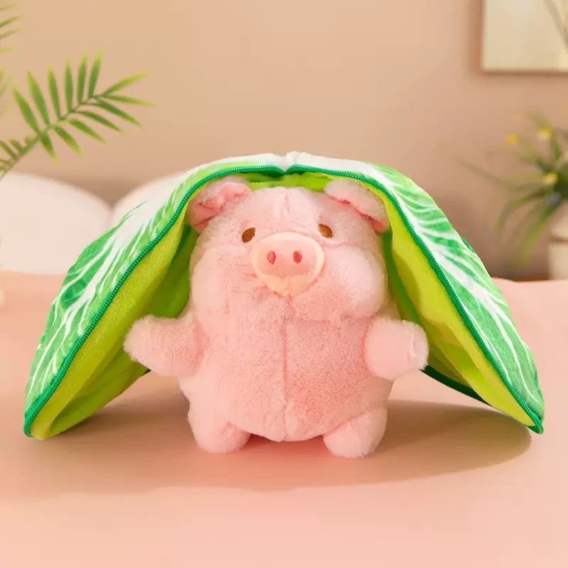 PLUSZOWA MASKOTKA ŚWINIA W KAPUŚCIE 25CM